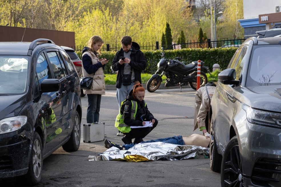 Perita analisa cena do crime depois de atentado em Kiev &mdash; Foto: SERHII OKUNEV / AFP