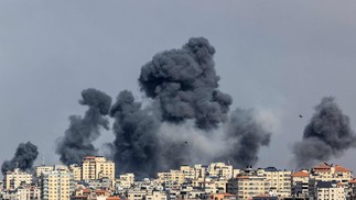 Fumaça sobe sobre a Cidade de Gaza em 7 de outubro de 2023 durante ataques aéreos israelenses — Foto: MAHMUD HAMS / AFP 