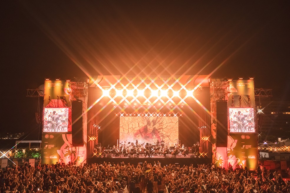 Orquestra Ouro Preto na Praia de Copacabana em 2024. No próximo fim de semana, eles repetem a dose; desta vez, com novos concertos — Foto: Rapha Garcia/divulgação