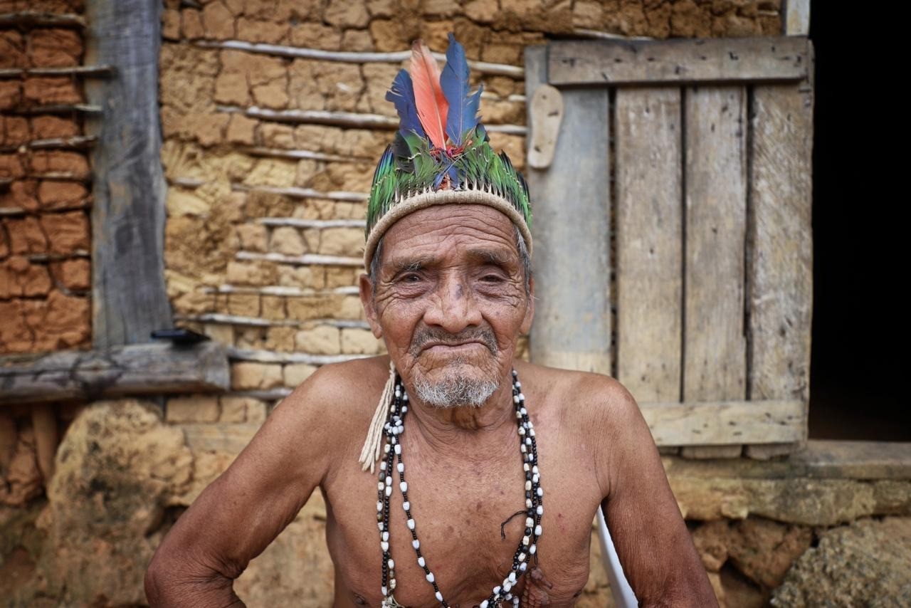 Saneamento ainda não chega a todos: cacique de 106 anos vira símbolo de projeto no litoral do RJ