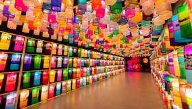 Exposição imersiva leva ao MAC de Niterói as famosas lanternas de seda do país