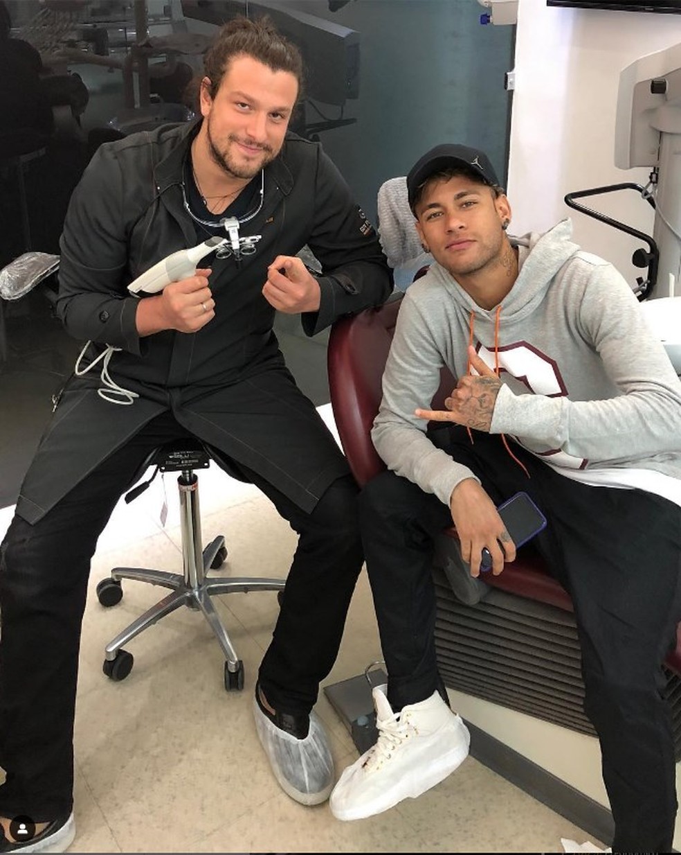 O dentista Rafael Puglisi com o jogador Neymar, em seu consultório — Foto: Reprodução/Instagram