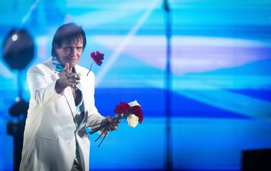 Roberto Carlos celebra 85 anos com show especial em sua cidade natal