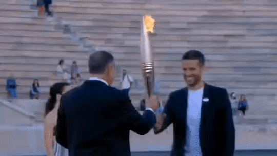 Grécia entrega chama olímpica aos organizadores dos Jogos Olímpicos de Paris; vídeo