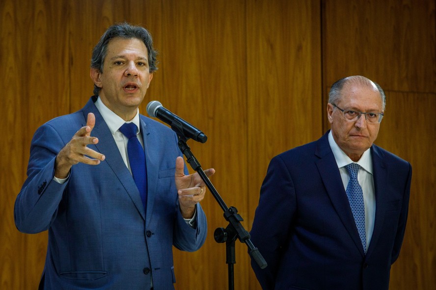 O ministro da Fazenda, Fernando Haddad e o vice-presidente Geraldo Alckmin anunciam medidas para baratear carros populares, caminhões e ônibus