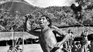 Registro de Sebastião Salgado da etnia ianomâmi, na Amazônia, em 2014 — Foto: Agência O Globo/Sebastião Salgado