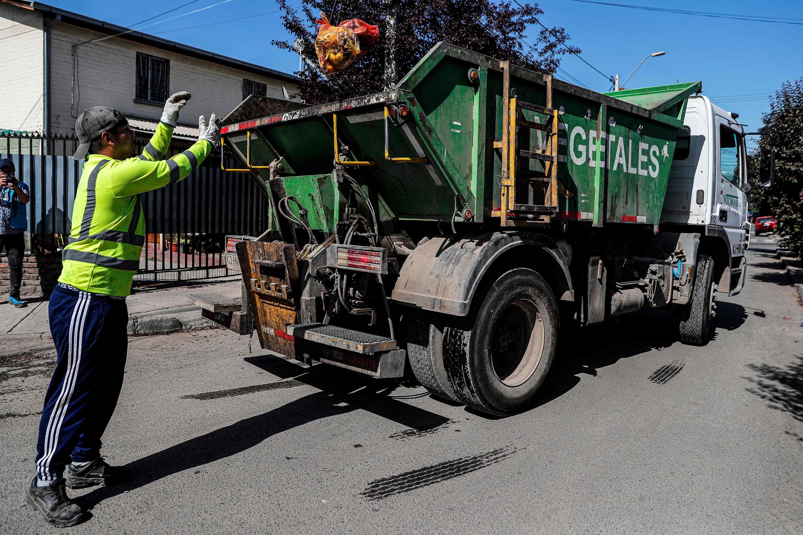 Vegetais representam 50% do lixo produzido por cada família de La Pintana — Foto: JAVIER TORRES / AFP