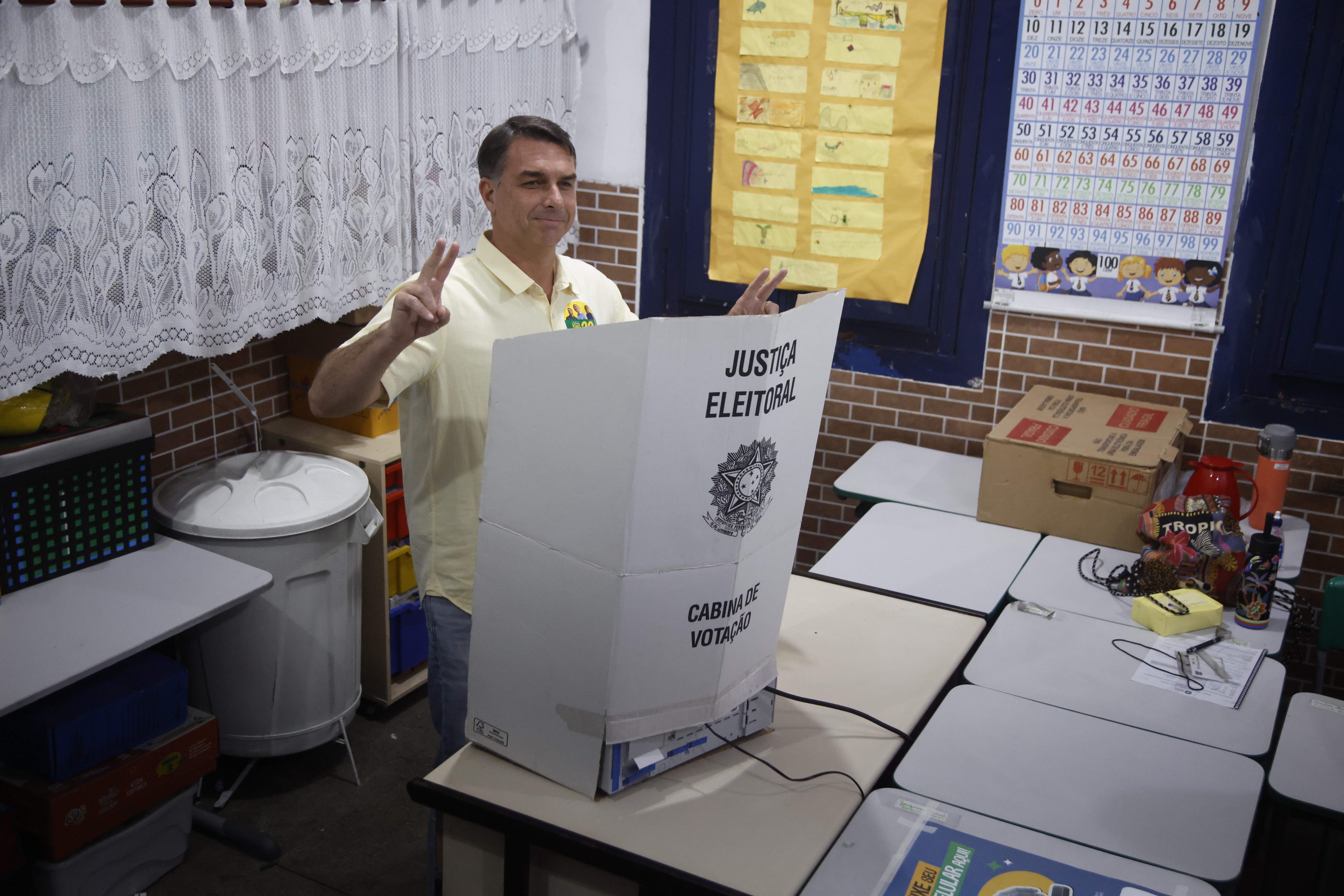 'Quero libertar o povo brasileiro', diz Flávio Bolsonaro ao votar no Rio de Janeiro; veja vídeo