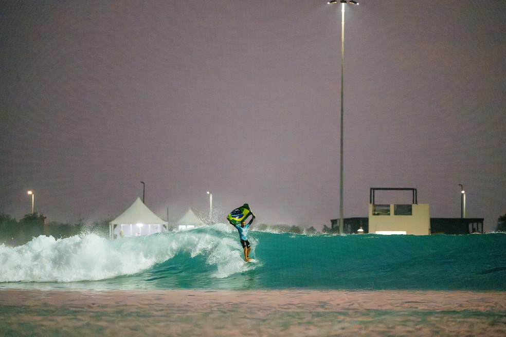 Italo Ferreira comemora sua vitória em Abu Dhabi — Foto: Max Physick/WSL