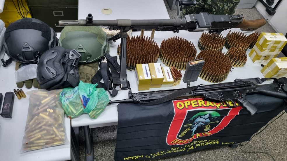 Armas, drogas e dinheiro encontrados com membro do PCC que planejava atentado contra Guilherme Derrite — Foto: Divulgação/PMSP