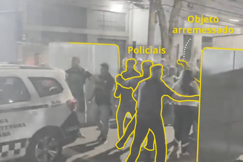 Segundo a polícia, o asso a passo do responsável por atirar a garrafa cujo o estilhaço atingiu o pescoço da torcedora do Palmeiras. — Foto: Arte O GLOBO