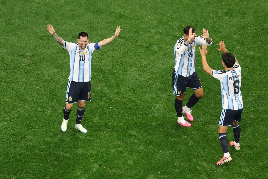 Messi comemora após fazer o segundo gol da Argentina contra a Áustria na Copa do Mundo — Foto: Stacy Revere / GETTY IMAGES NORTH AMERICA / Getty Images via AFP