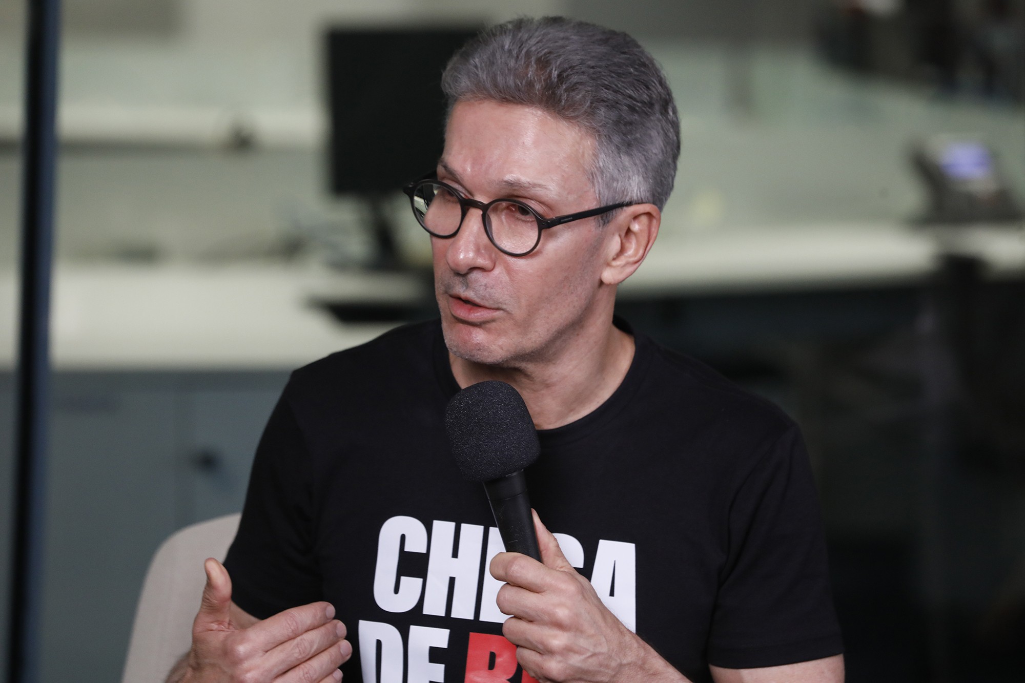 Zema reduz ataques a Flávio para evitar novos atritos com PL e tenta diversificar pautas de olho no eleitorado à direita - QTU Questões do Universo