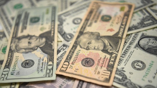Dólar abaixo de R$ 5 pela primeira vez desde junho: secretário e analistas apontam razões e perspectivas