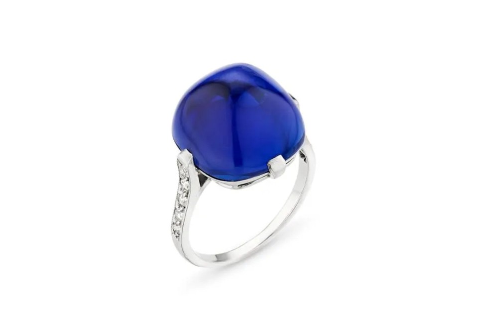 Anel Art Déco Cartier Rockefeller Kashmir com safira cabochon e diamantes — Foto: Christie's