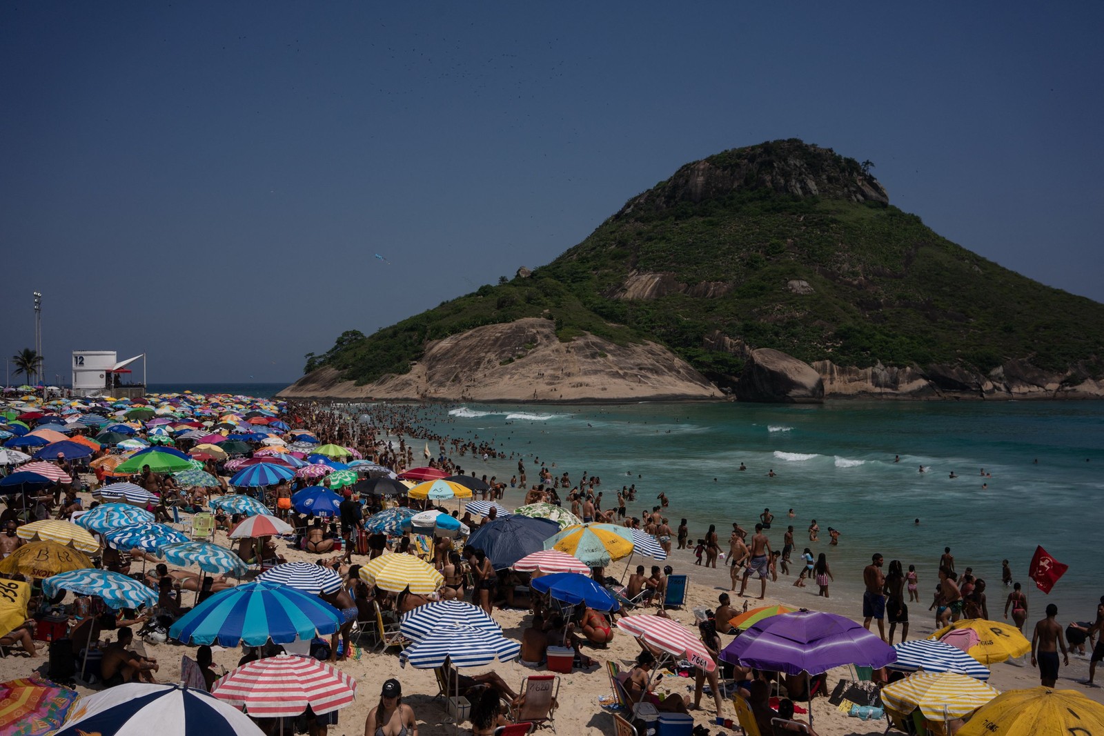 Banhistas lotam praia do Recreio dos Bandeirantes durante onda de calor no Rio de Janeiro — Foto: TERCIO TEIXEIRA