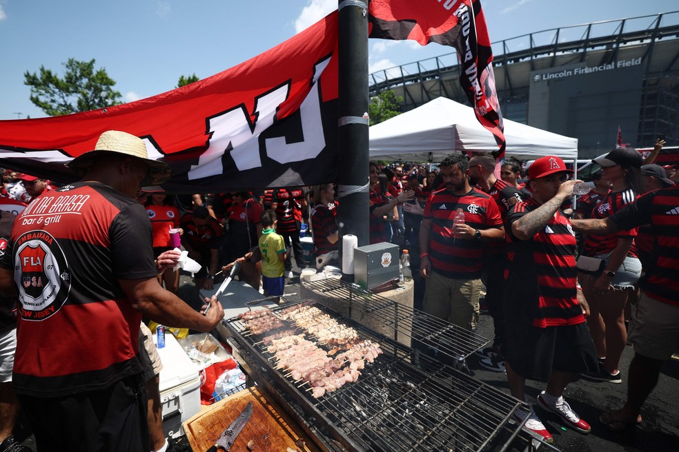 Torcida do Flamengo faz festa antes de jogo com Chelsea na Filadélfia — Foto: FRANCK FIFE / AFP