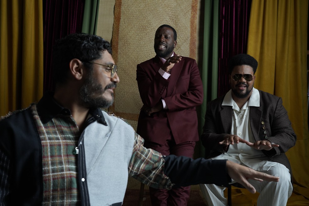 O rapper Criolo (à esq.), o cantor Dino D'Santiago e o pianista Amaro Freitas, que lançam álbum conjunto — Foto: Divulgação/Helder Fruteira