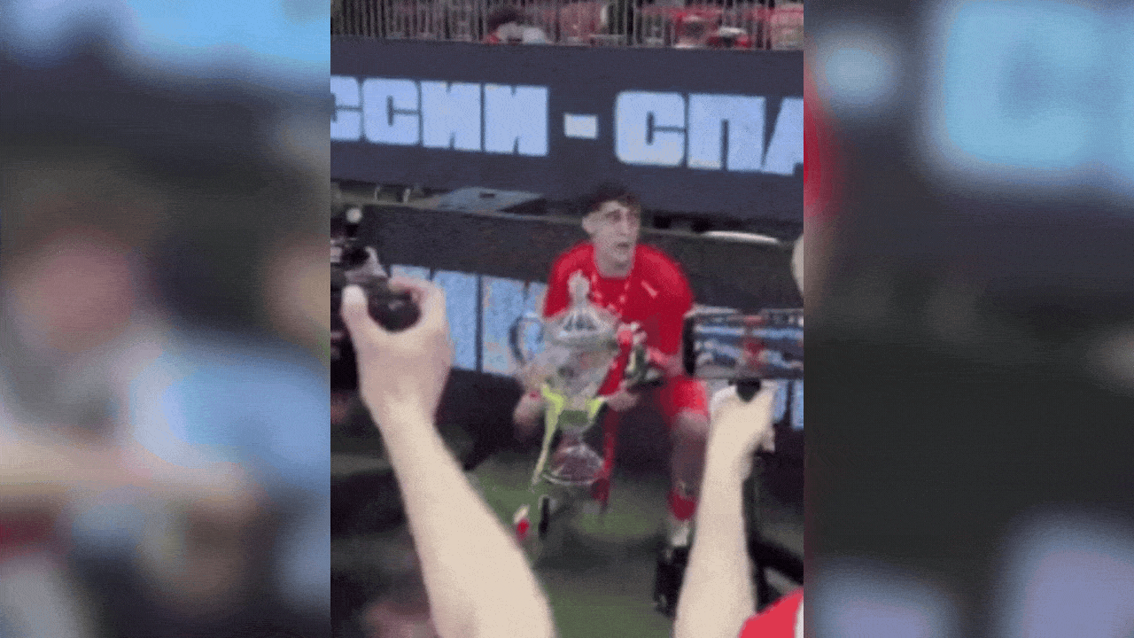 Atacante argentino quebra troféu durante comemoração de título na Rússia; vídeo
