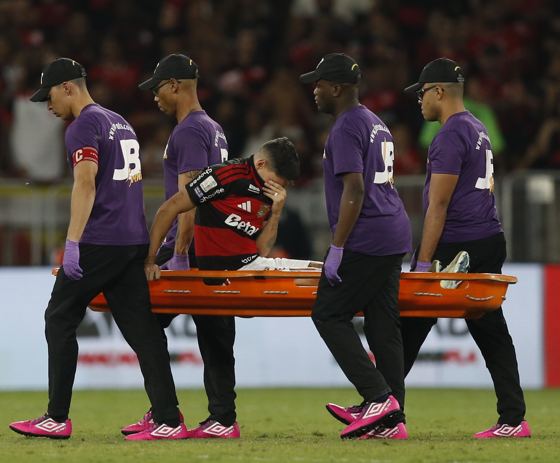 Plata e Ayrton Lucas deixam campo com dores e farão exame de imagem, comunica o Flamengo