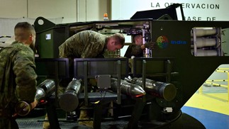 Treinamentos duraram cerca de um mês e incluiram simuladores de tanques — Foto: OSCAR DEL POZO / AFP