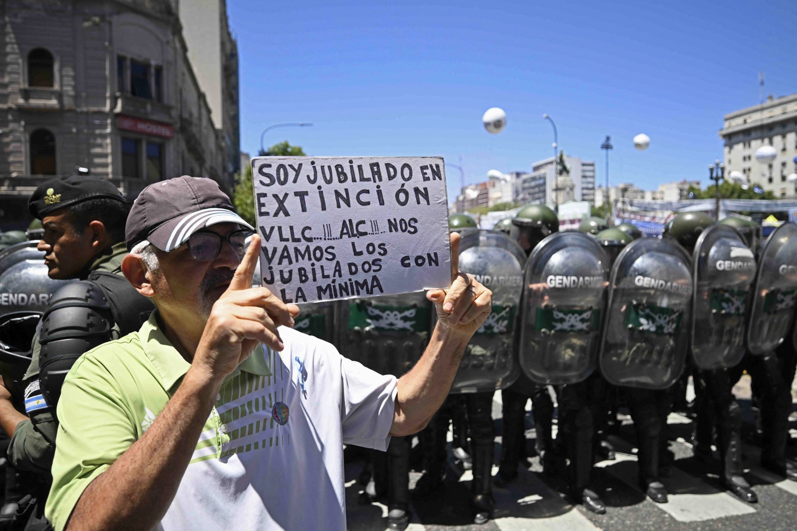 O megaprojeto de lei prevê reformas profundas em matéria econômica, de funcionamento do Estado, Código Civil, privatização de empresas, impostos, política de segurança e mais — Foto: LUIS ROBAYO/AFP