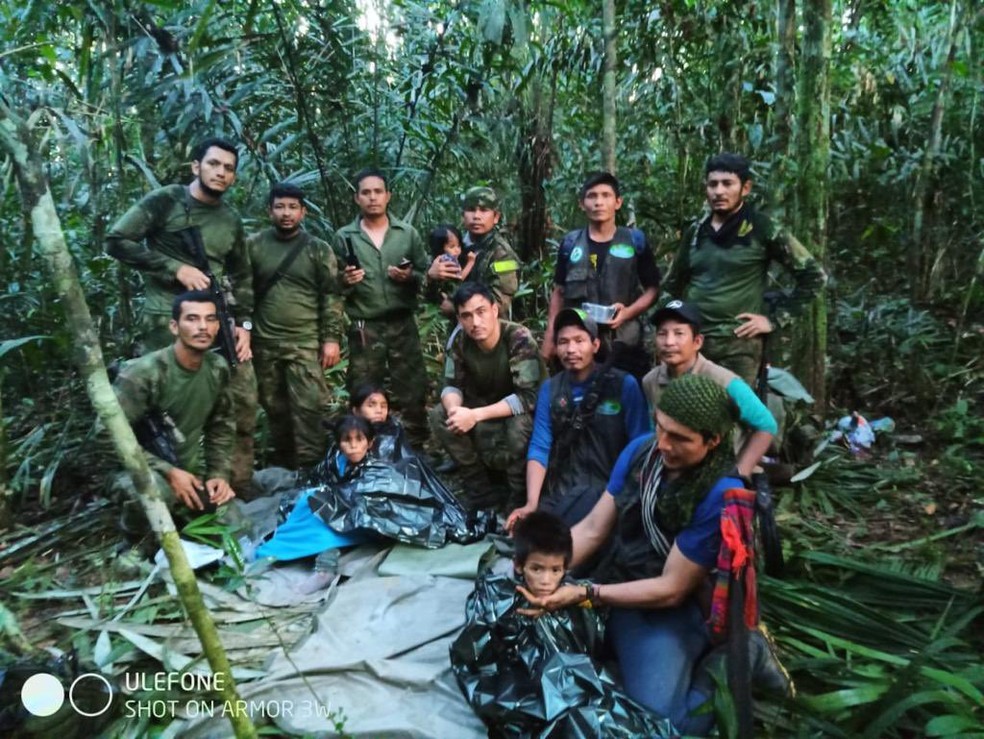 Equipes de resgate posam com crianças resgatadas na selva colombiana — Foto: Forças armadas da Colômbia / Twitter