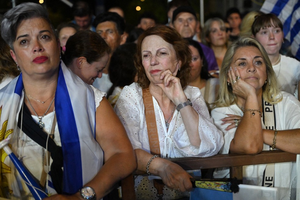 Apoiadores de Delgado reagem às projeções do boca de urna no Uruguai, que apontam vitória de Orsi — Foto: EITAN ABRAMOVICH / AFP