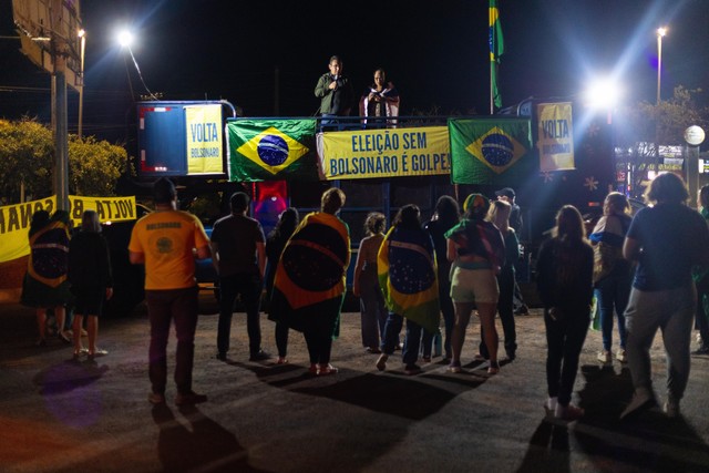 Apoiadores na frente da casa de Bolsonaro, em Brasília — Foto: Brenno Carvalho