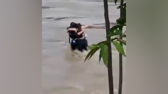 Vídeo mostra momento em que três amigos se abraçam antes de serem levados por enchente na Itália; assista