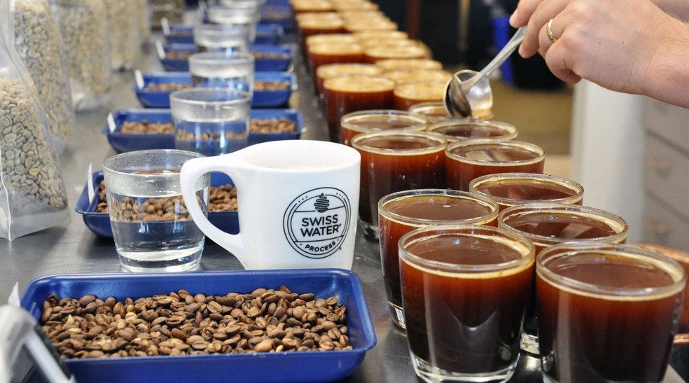 Café descafeinado da Sampling Swiss Water Coffee — Foto: Bloomberg