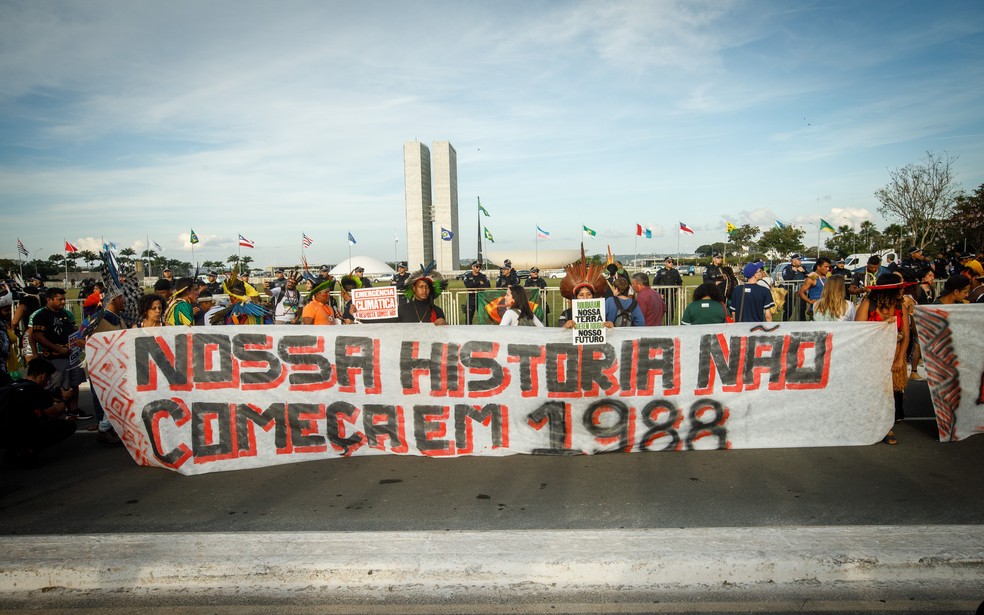 Manifestantes protestam contra o marco temporal em frente ao Congresso — Foto: Brenno Carvalho / Agência O Globo