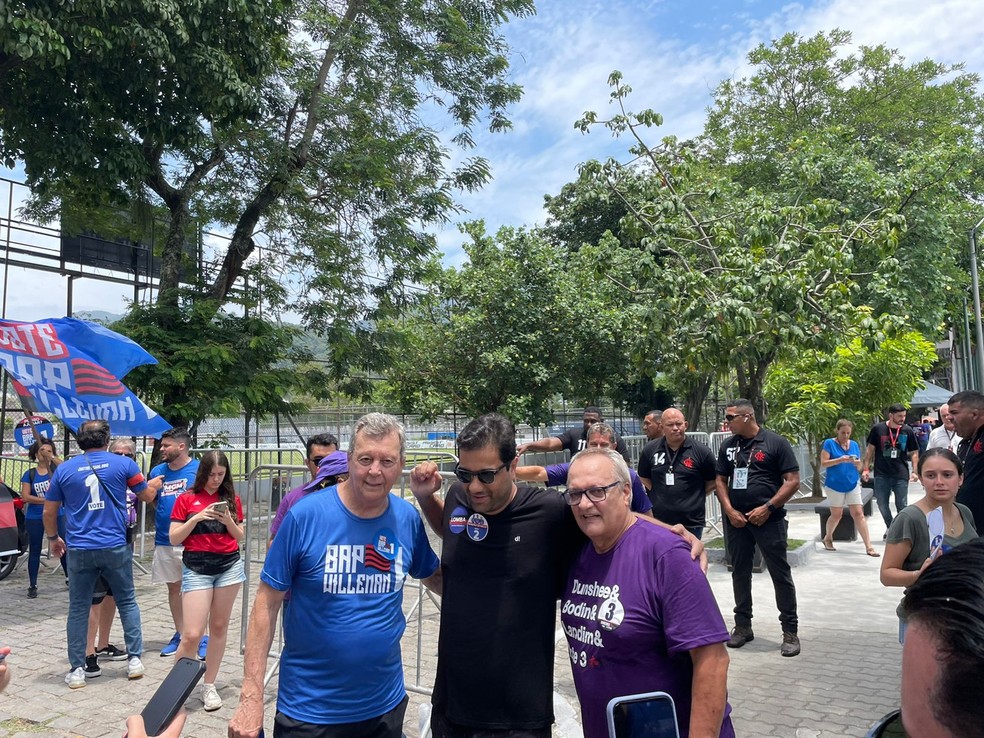 Raul e Leandro, de lados opostos, tiram uma foto com torcedor rubro-negro — Foto: Arquivo pessoal