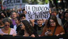 Milei enfrenta manifestação gigantesca em defesa da educação pública