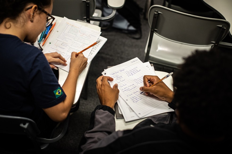Para aqueles que podem se dedicar ao estudo em tempo integral, a dica é dividir o dia em três turnos — Foto: Hermes de Paula / O Globo