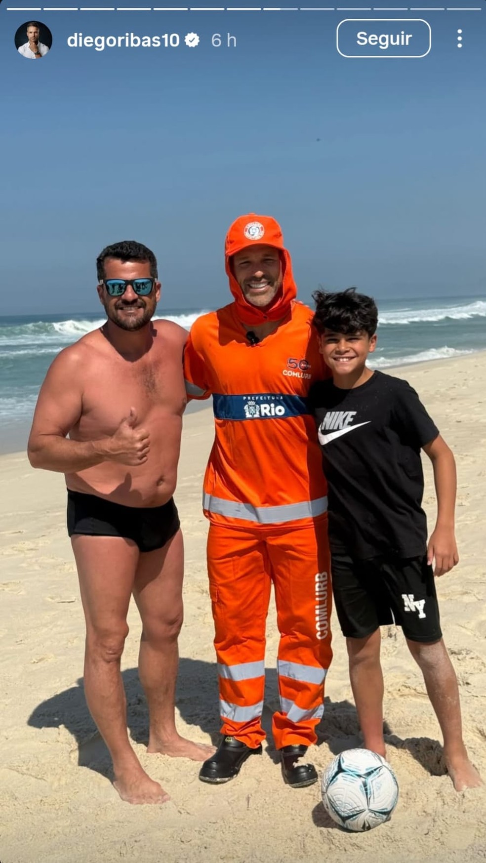 Ex-jogador Diego Ribas vive dia "diferente" como gari no Rio de Janeiro — Foto: Instagram