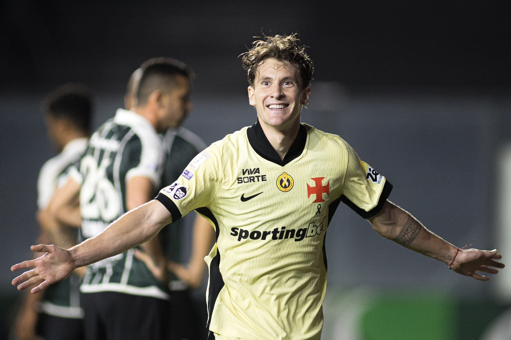Vasco dá show, goleia o Coritiba por 5 a 0 e chega à data Fifa em lua de mel com a torcida