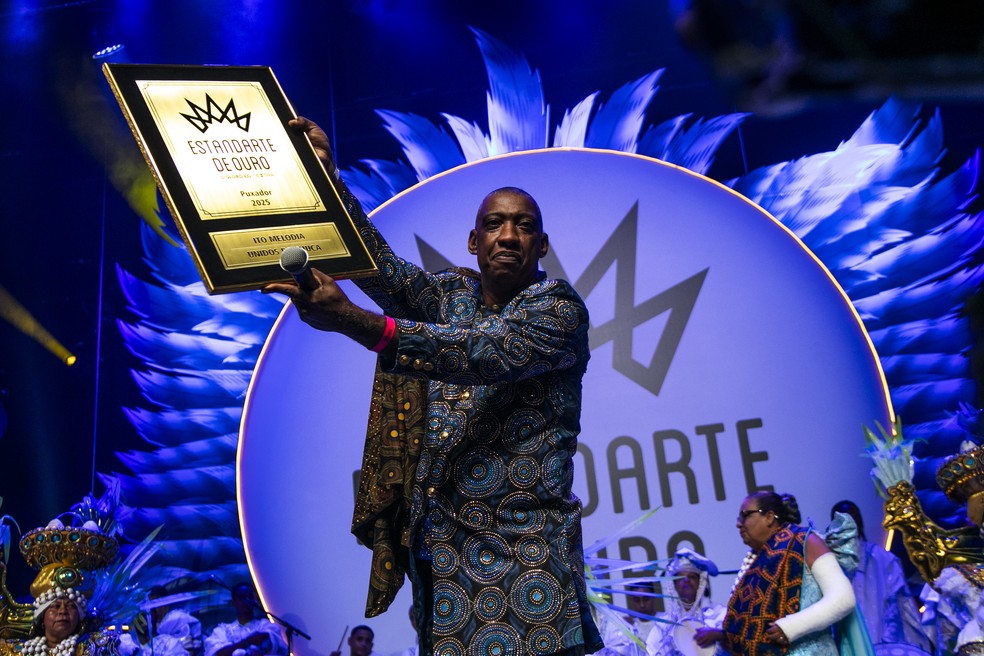 Melhor puxador: Ito Melodia chega ao quinto Estandarte de Ouro na categoria, e se iguala a Jamelão, Nêgo e Neguinho da Beija-Flor — Foto: Guito Moreto