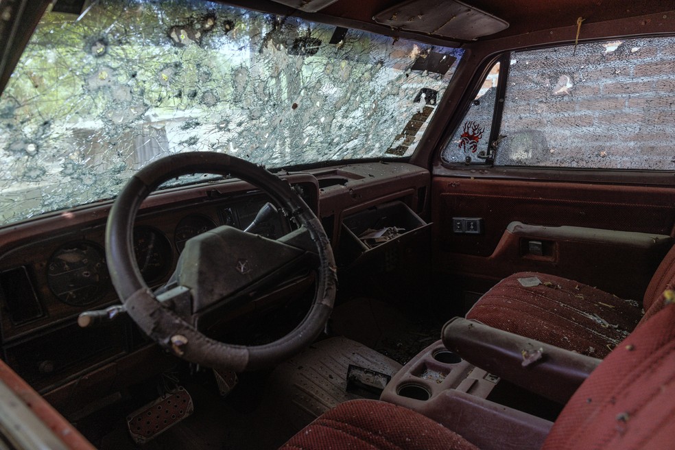 Um carro crivado de balas em El Guayabo, no estado mexicano de Michoacán, no oeste do país — Foto: Adriana Zehbrauskas/The New York Times