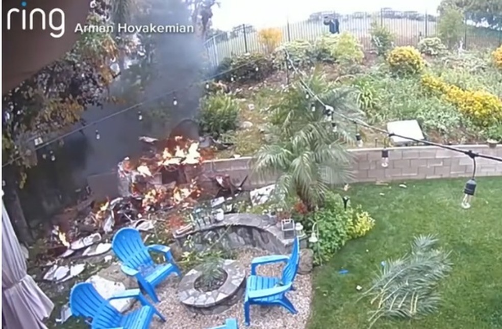 Os destroços da aeronave ficaram entre as duas residências. — Foto: Reprodução ABC News