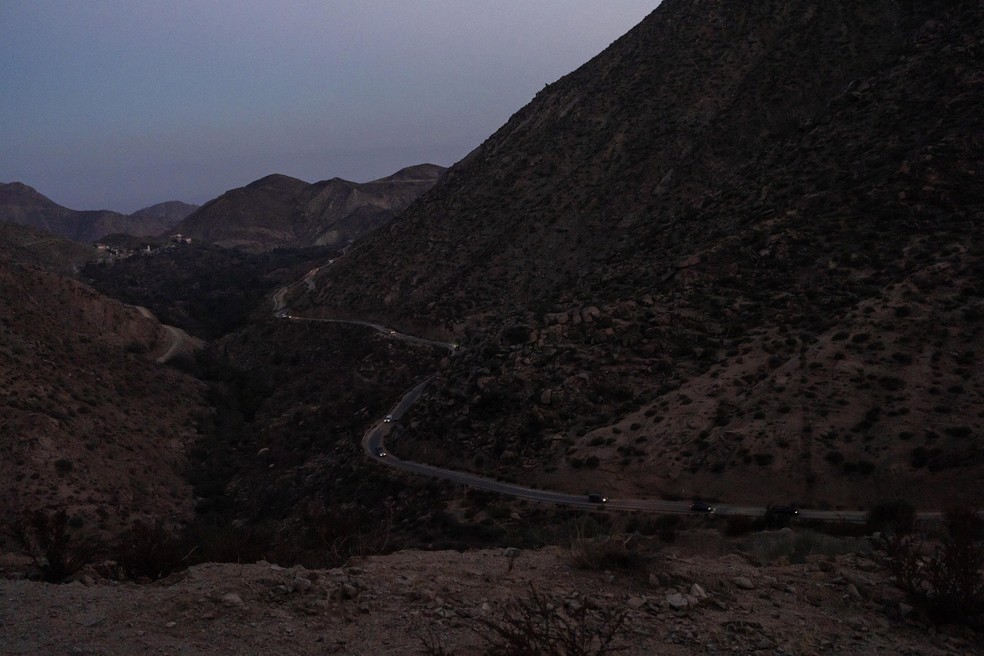 Veículos cruzam uma sinuosa estrada na Cordilheira do Atlas para levar mantimentos e remédios a vítimas do terremoto no Marrocos — Foto: Nariman El-Mofty/The New York Times