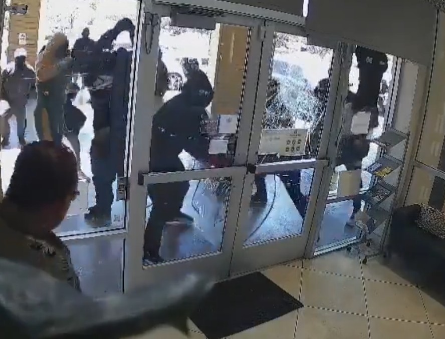 Câmeras de segurança flagraram ação de bandidos que invadiram joalheria nos EUA