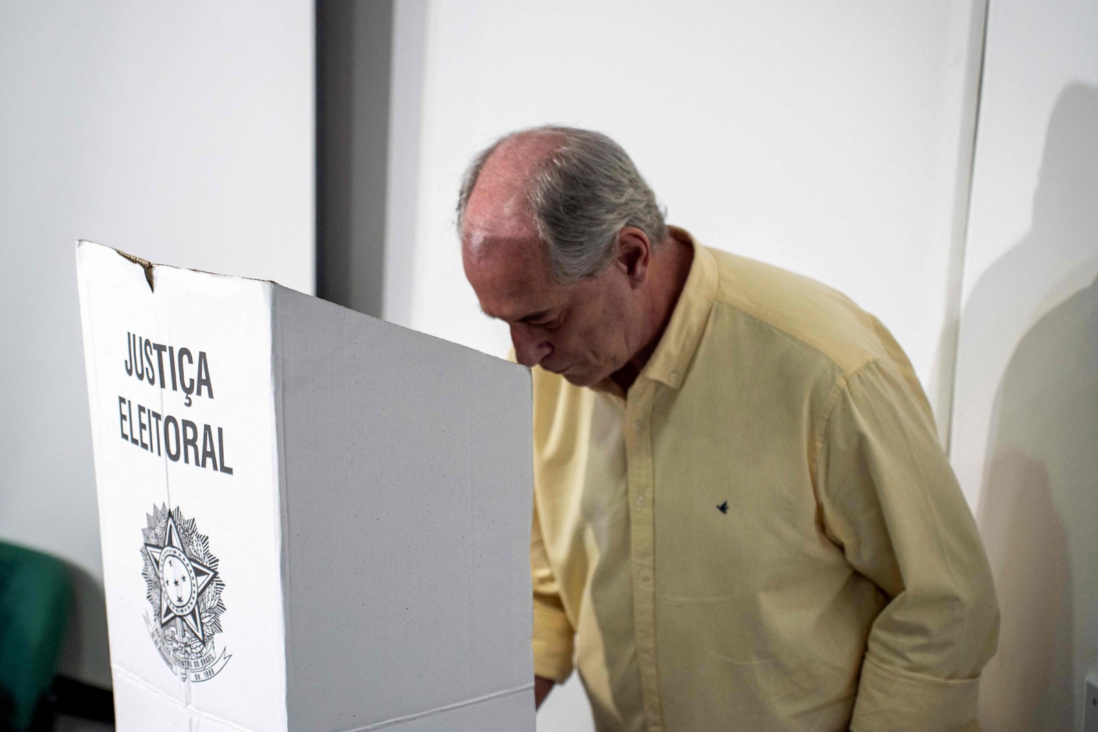 O candidato do PDT, Ciro Gomes, votou por volta das 11h em Fortaleza, capital do Ceará — Foto: Stephan Eilert / AFP