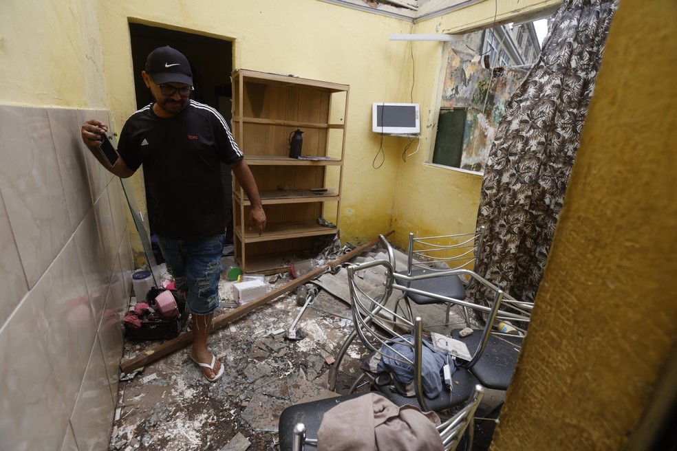 Welis Batista em meio aos escombros — Foto: Alexandre Cassiano / Agência O GLOBO