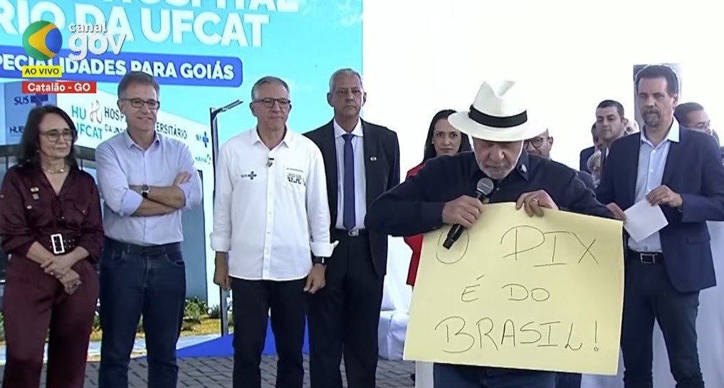 Com faixa em defesa do Pix, Lula diz que novo tarifaço de Trump foi basado numa 