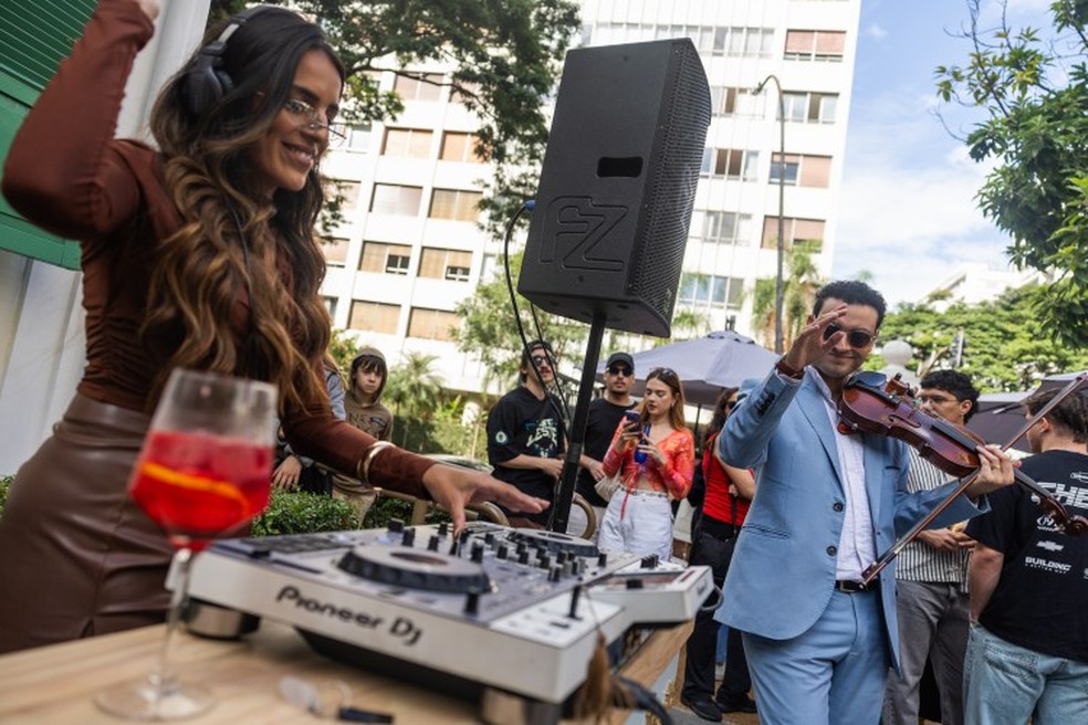 DJ e violinista na coffe party da Biscoitê — Foto: Maria Isabel Oliveira