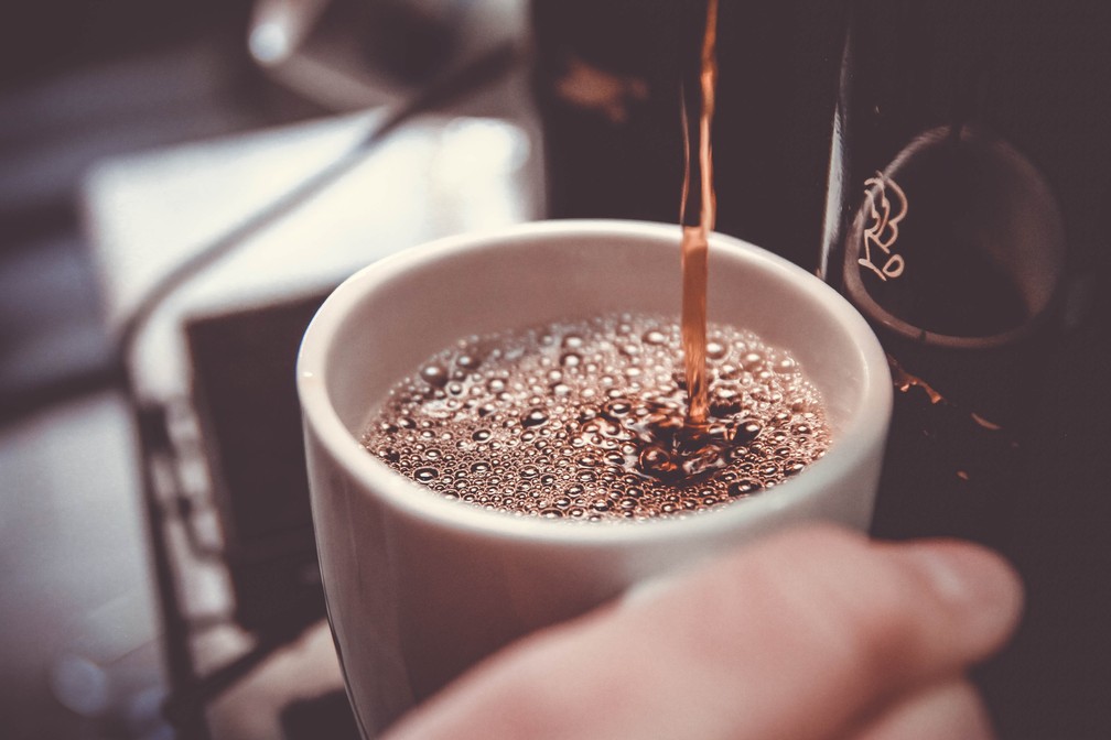 Dentro do recomendado, o café oferece uma série de benefícios para a saúde. — Foto: Unsplash