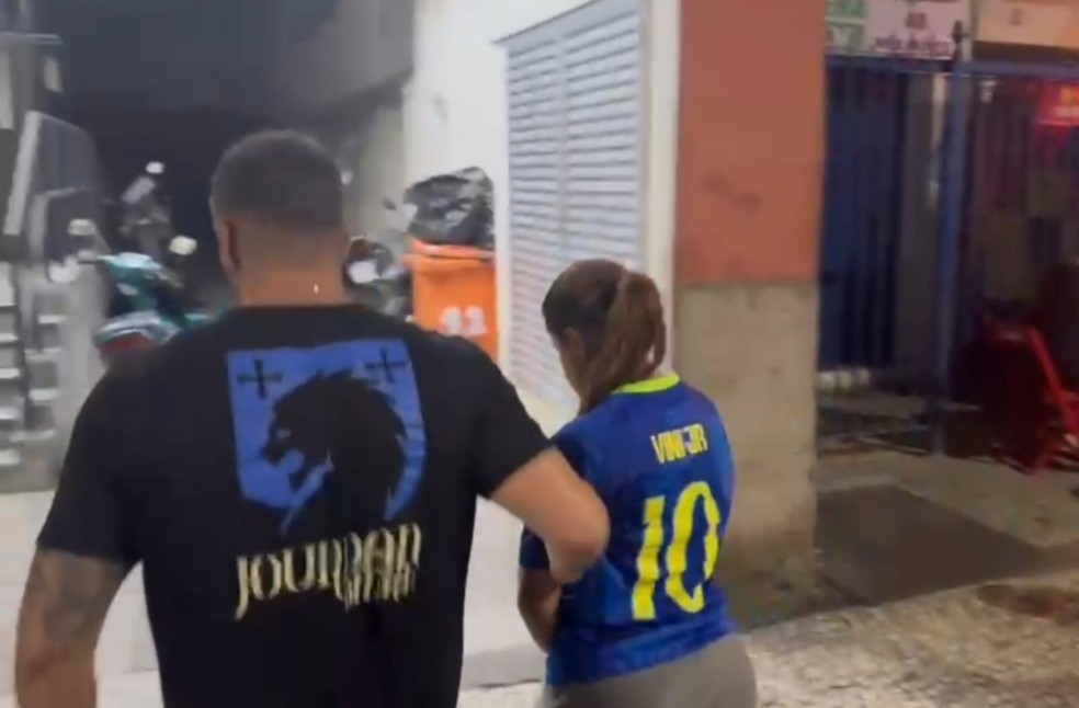 Mulher integrante da quadrilha que aplicava o golpe da falsa central de banco — Foto: Reprodução