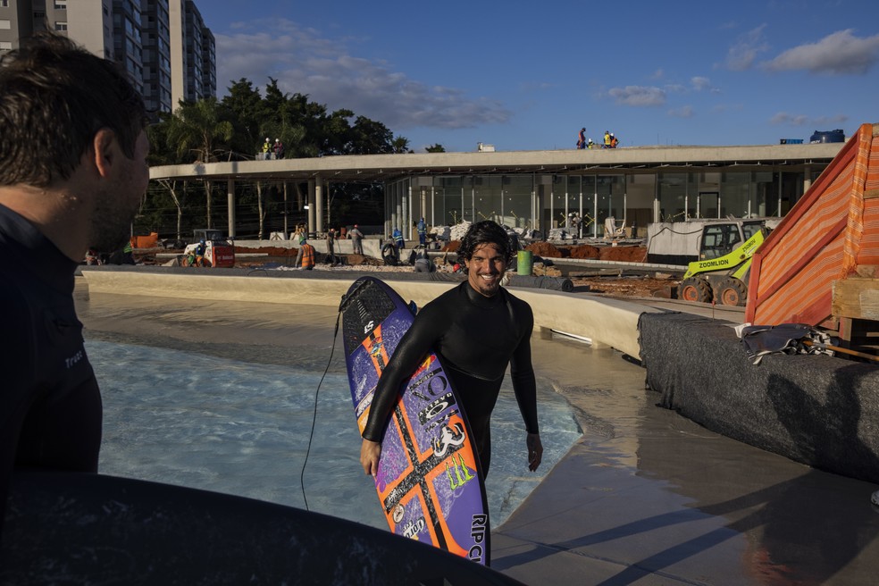 Gabriel Medina, tricampeão mundial e sócio do Beyond the Club, no clube em construção em São Paulo — Foto: Victor Moriyama/Bloomberg