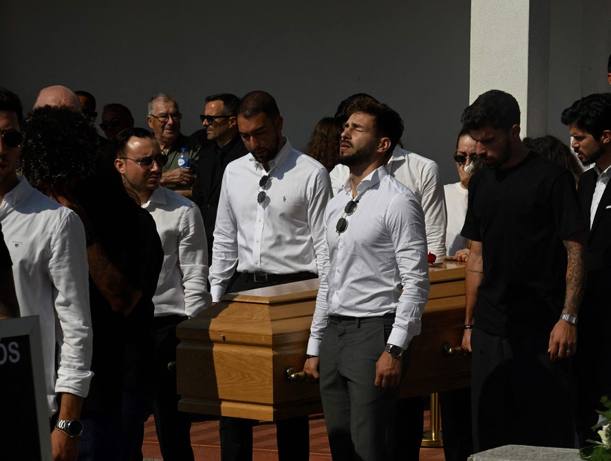 Parentes e jogadores se despedem de Diogo Jota e André Silva em enterro em  Portugal